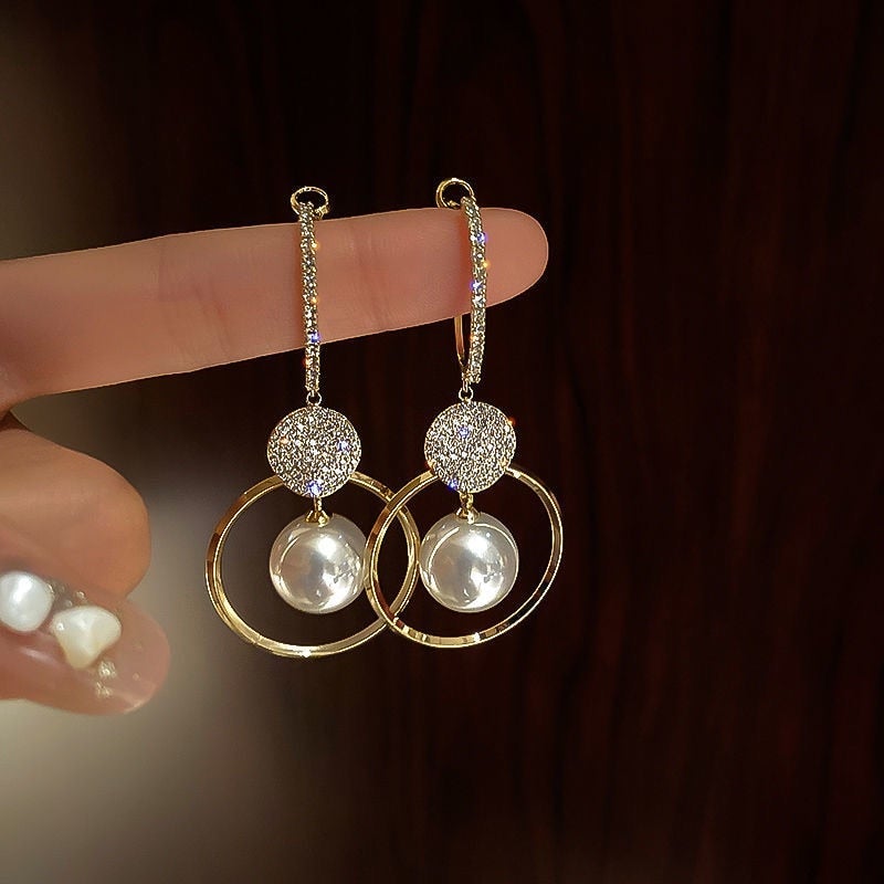 Boucles d'oreilles luxueuses ornées de perles et de zirconias