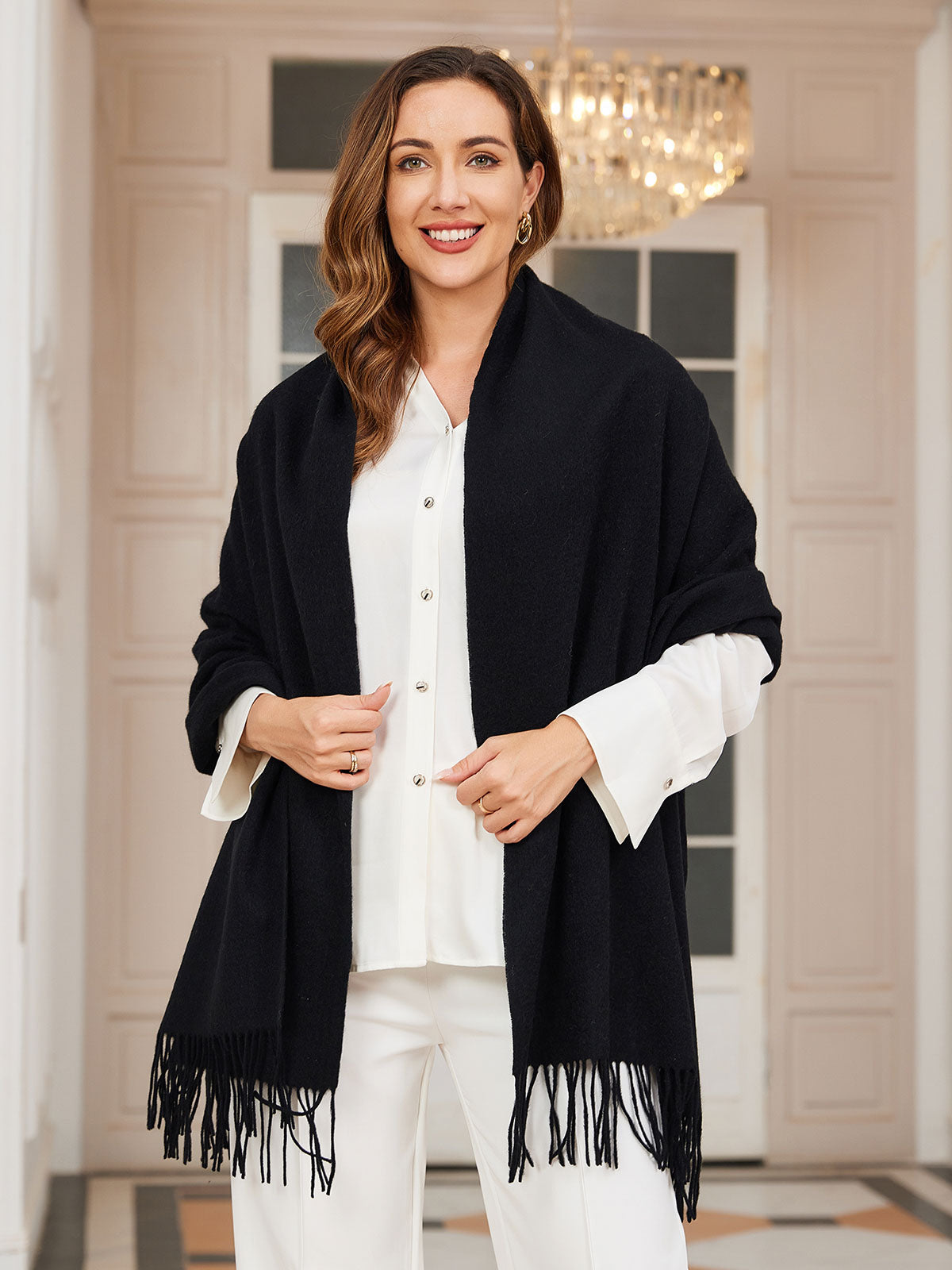 Écharpe élégante en laine douce pour femme, ornée de franges