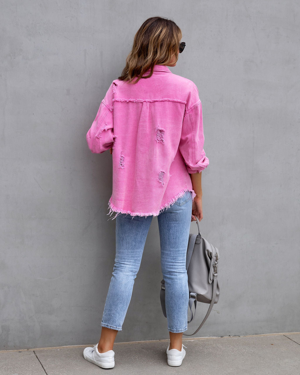 Denim dames jas met luchtige oversized pasvorm en rafelafwerking