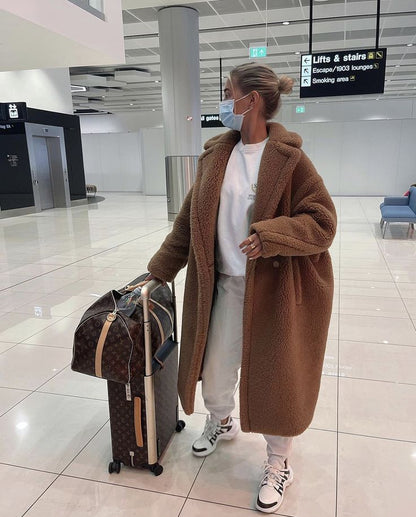 Zachte oversized dames winterjas met lange teddy pasvorm