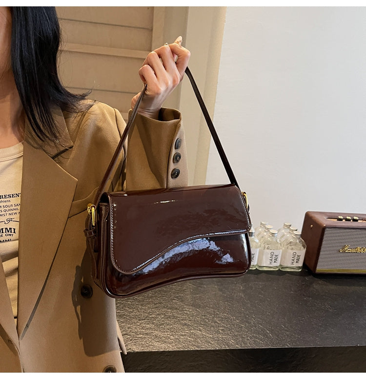 Tira | Sac bandoulière brillant au design ondulé