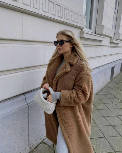 Zachte oversized dames winterjas met lange teddy pasvorm