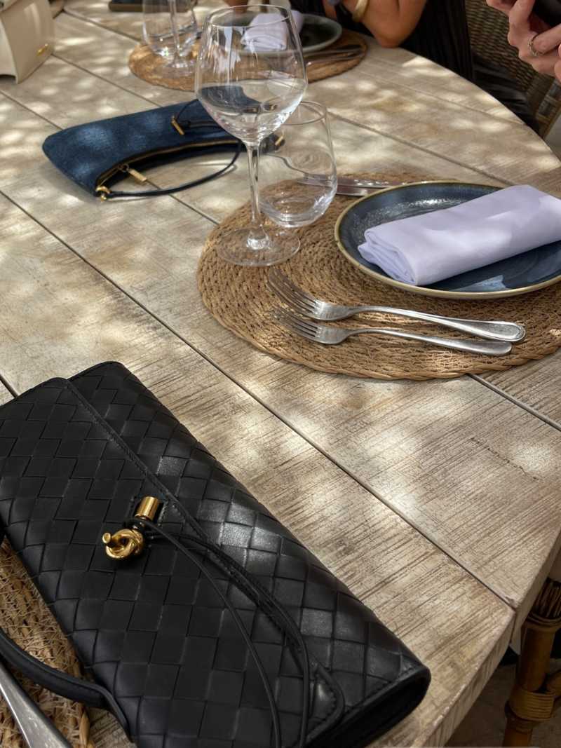 Sac à main pour femme avec motif tissé et fermoir doré