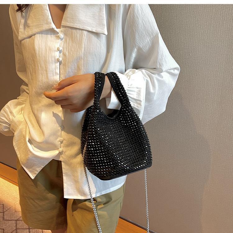 Lorelie | Mini sac glamour orné de strass et d'une bandoulière à maillons