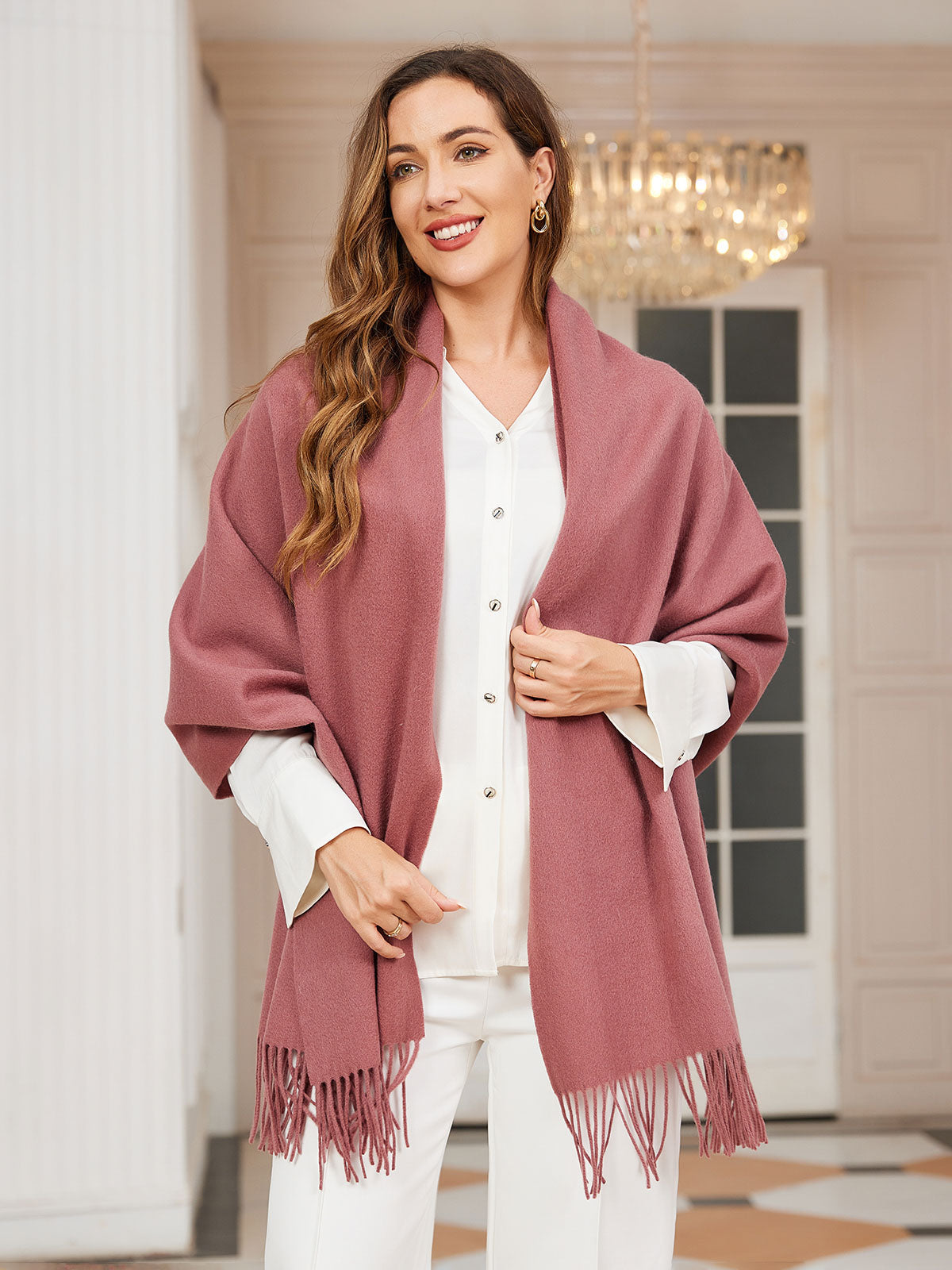 Écharpe élégante en laine douce pour femme, ornée de franges