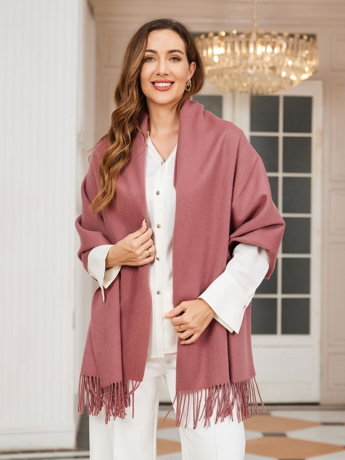 Écharpe élégante en laine douce pour femme, ornée de franges