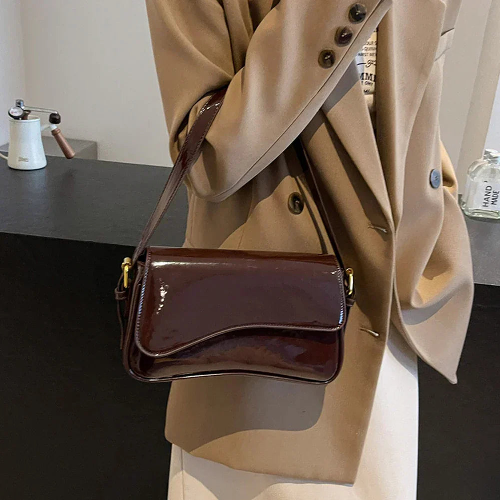 Tira | Sac bandoulière brillant au design ondulé