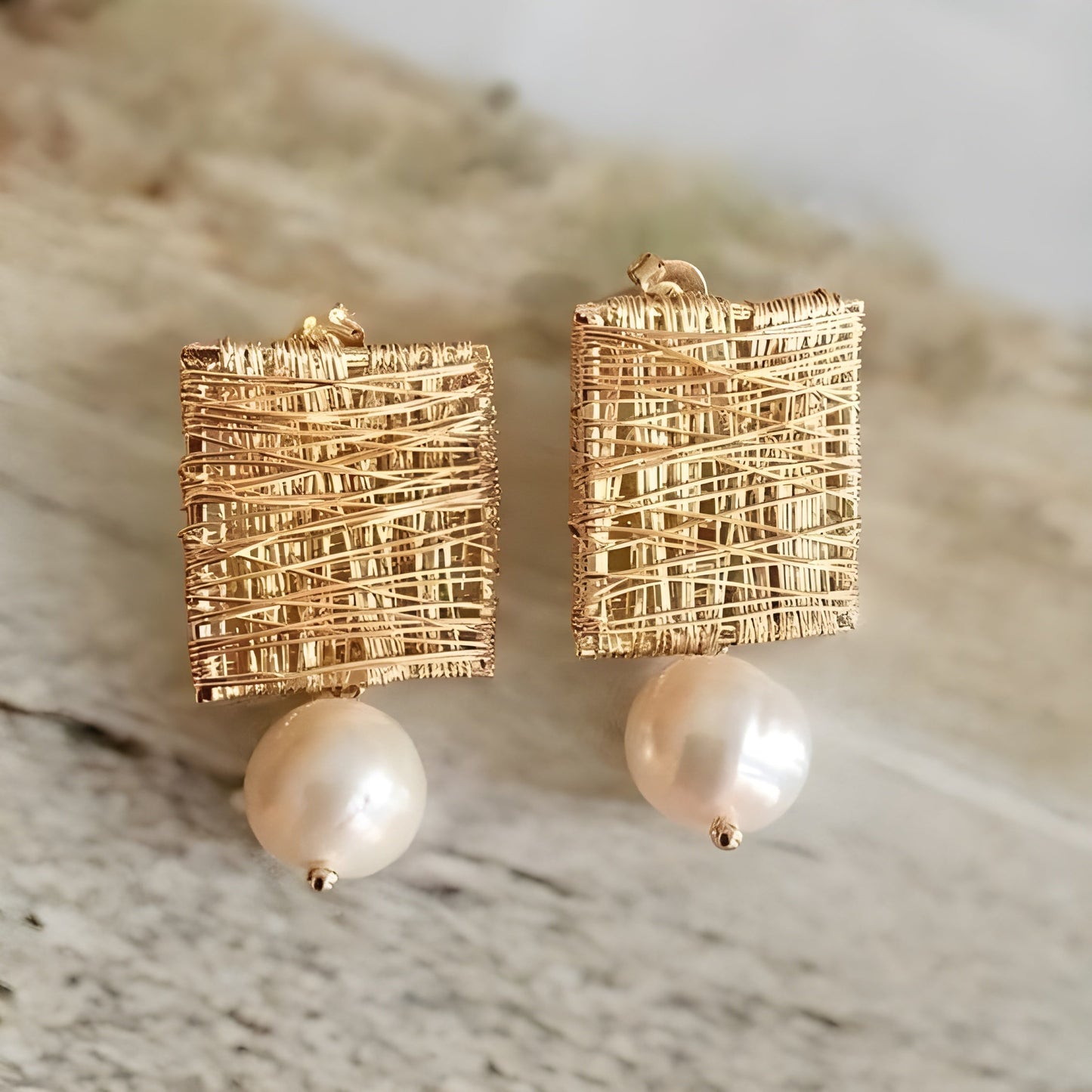 Boucles d'oreilles vintage avec fils d'or et perles