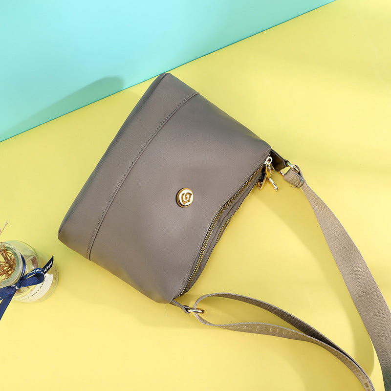 Sac bandoulière minimaliste et spacieux en nylon