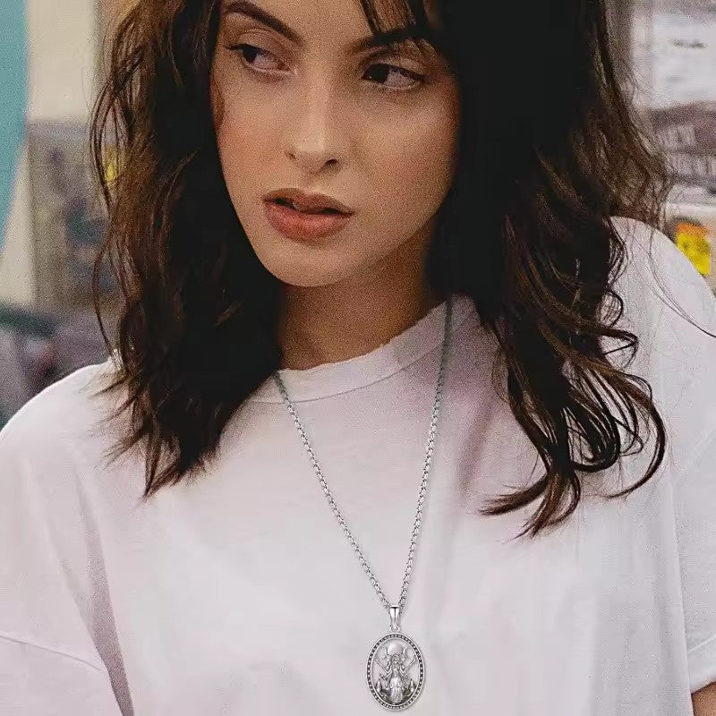 Collier rétro ovale déesse