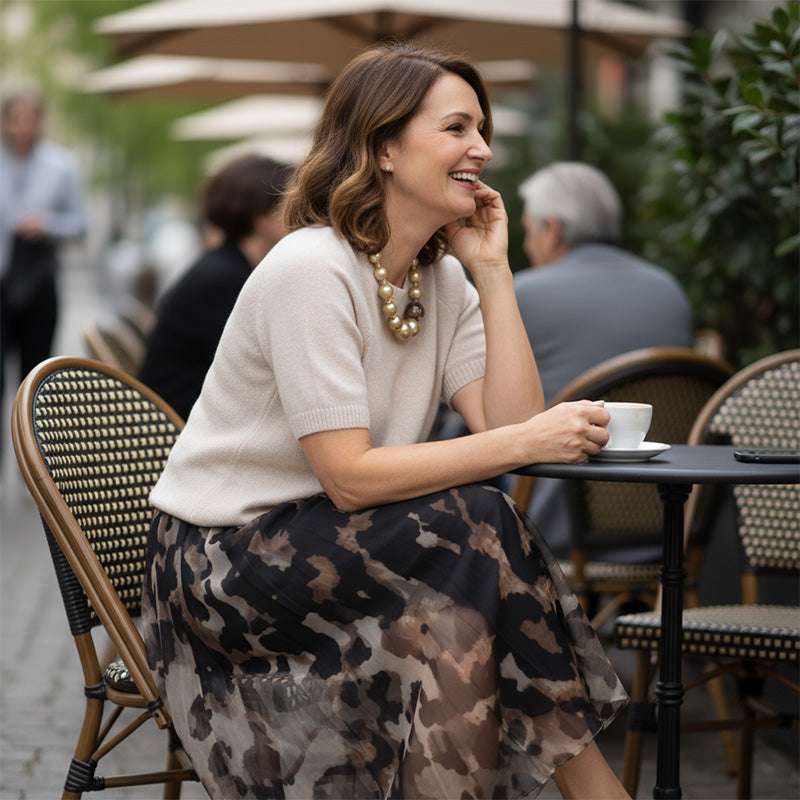 Dames tweedelige set bestaande uit een trui en een zwierige rok met luipaardprint